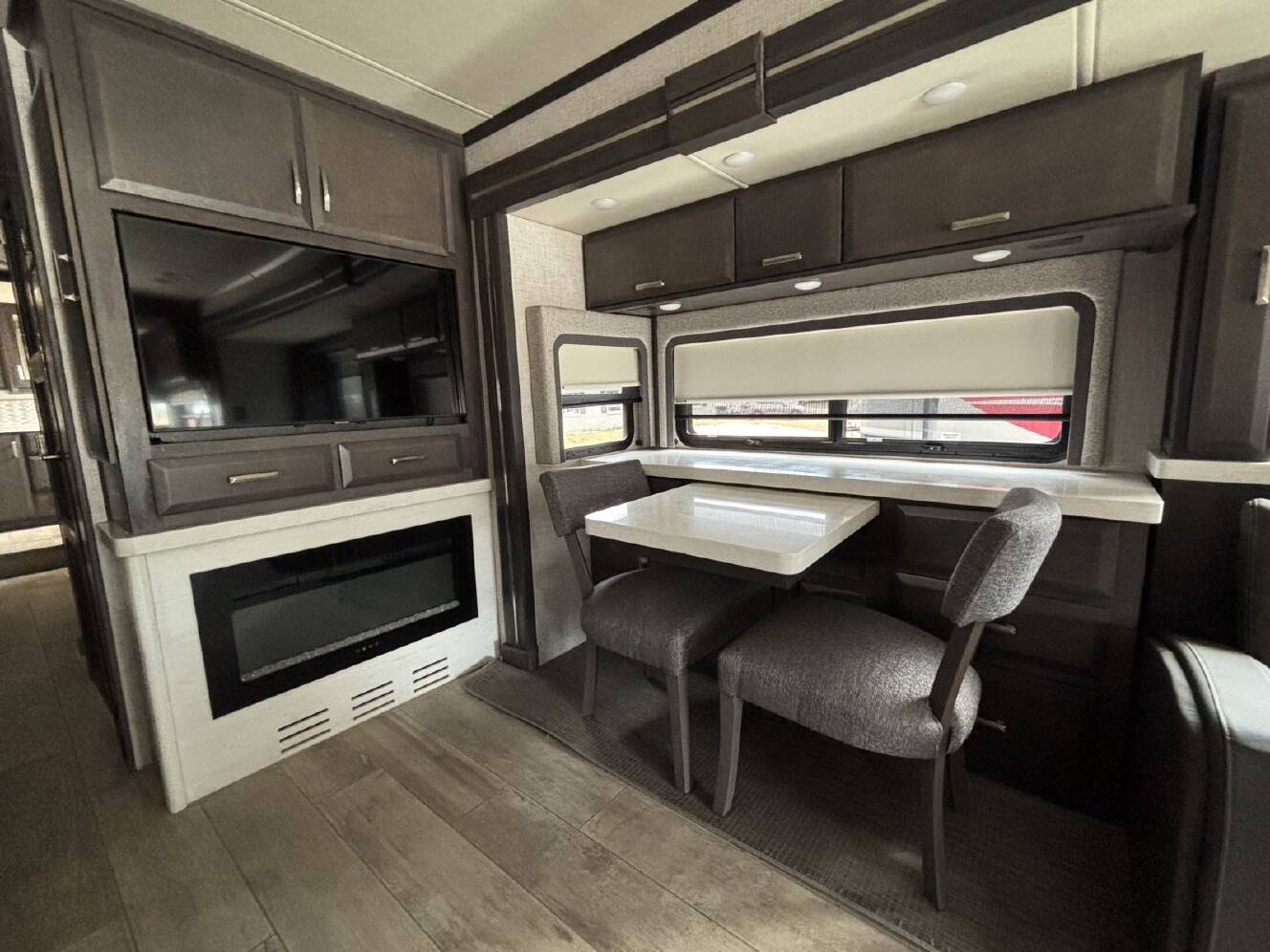 A photo of this 2023 Thor TUSCANY 40RT