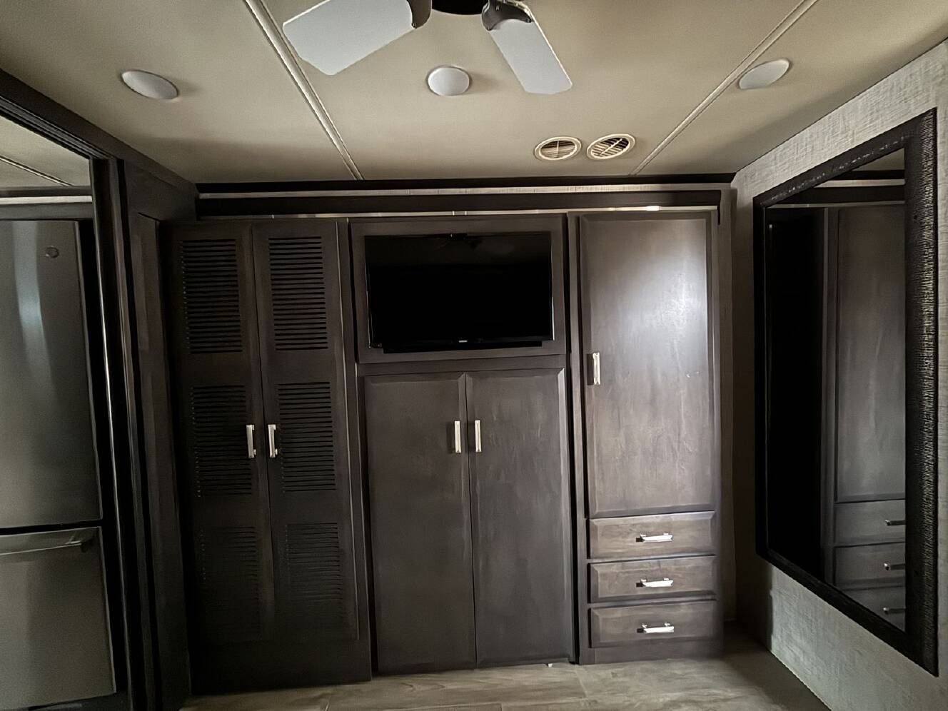 A photo of this 2023 Thor TUSCANY 40RT