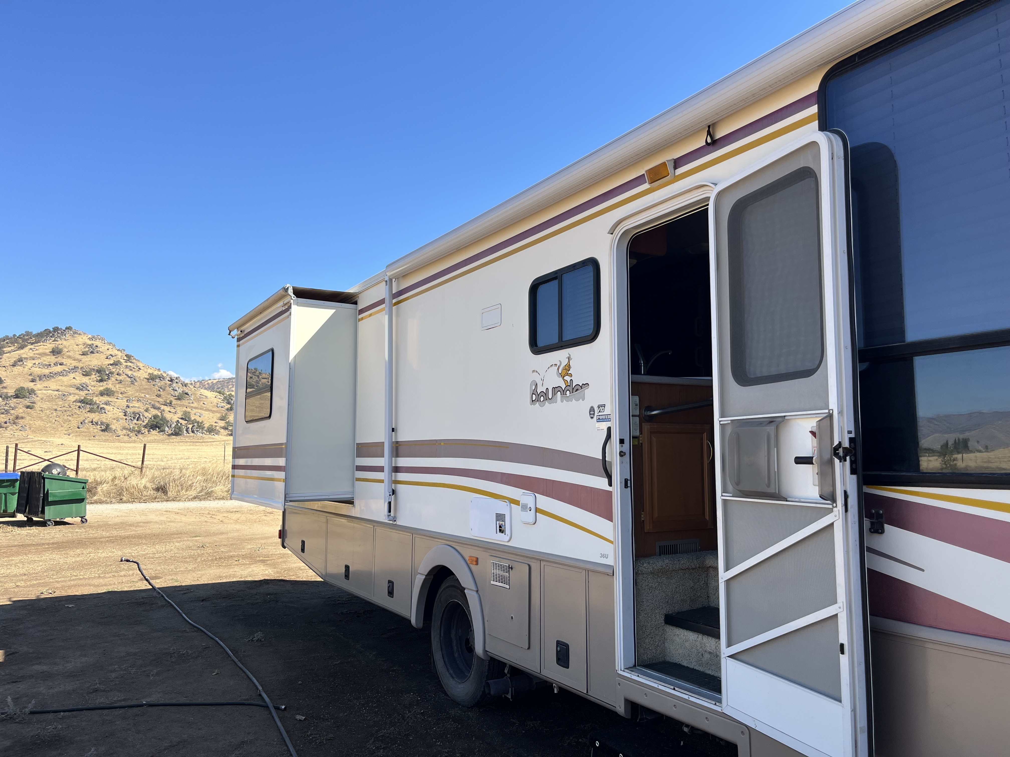 2000 Fleetwood BOUNDER 36U in exeter CA