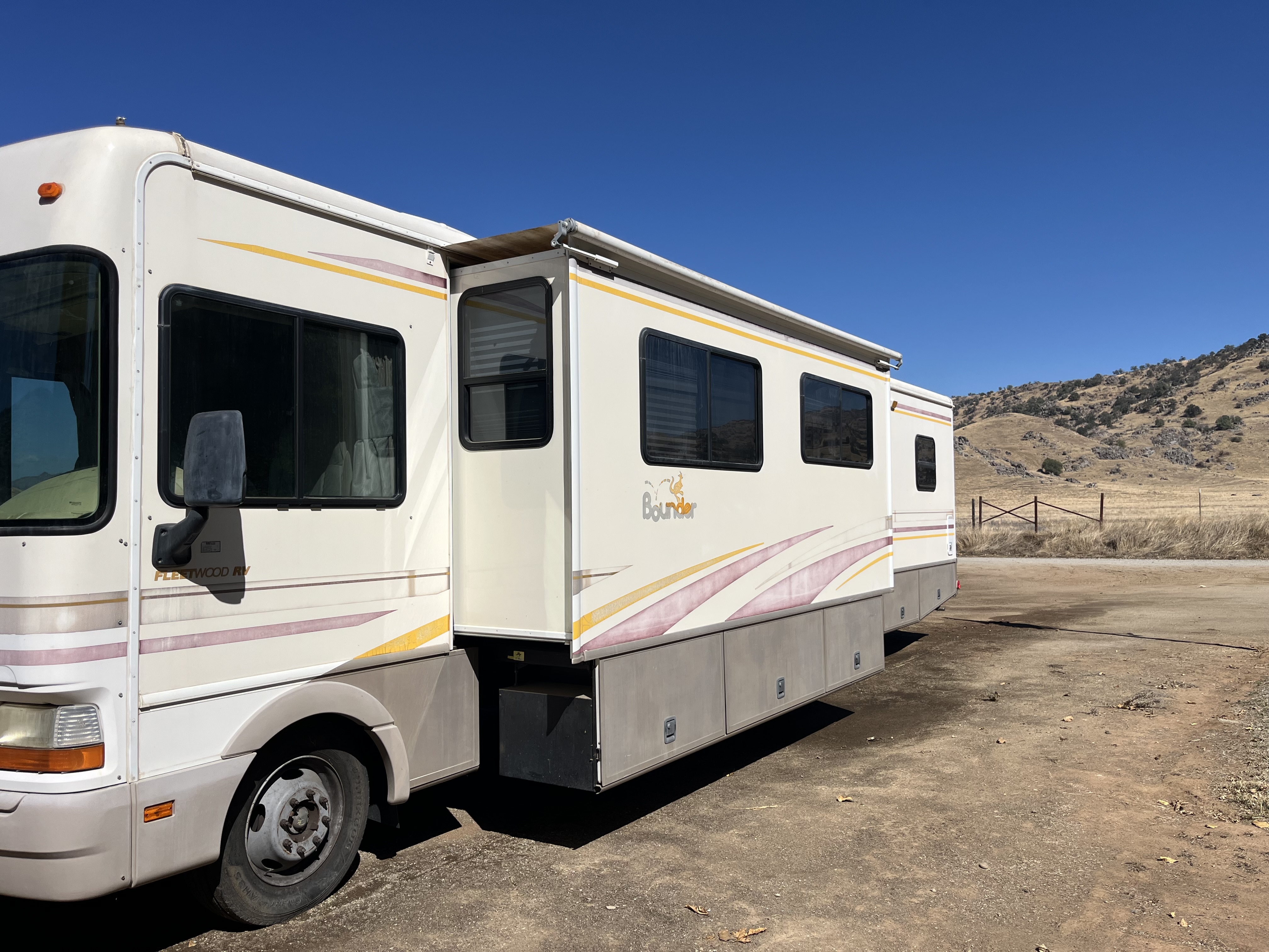 2000 Fleetwood BOUNDER 36U in exeter CA