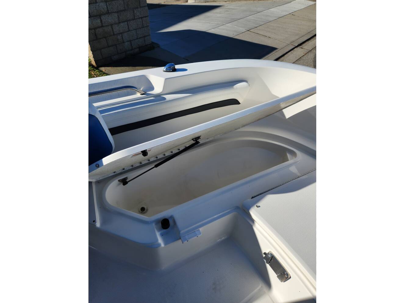 A photo of this 2022 Bayliner T22cc