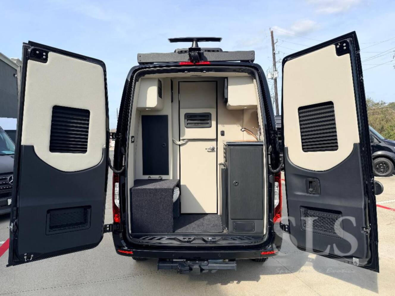 A photo of this 2026 Midwest Automotive Designs Luxe Cruiser D4