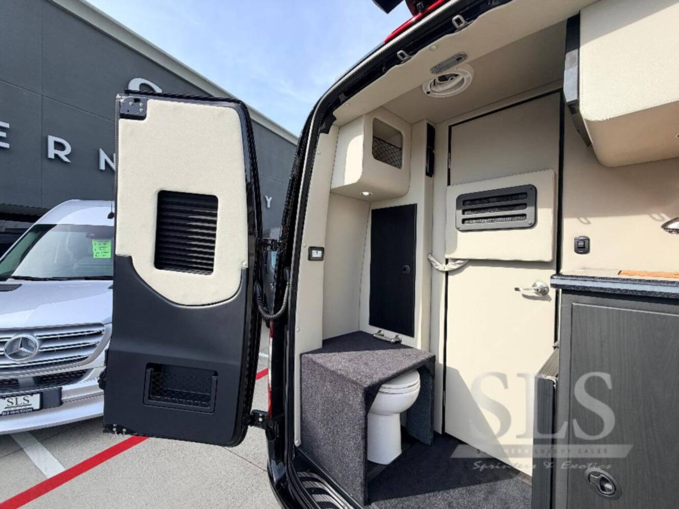 A photo of this 2026 Midwest Automotive Designs Luxe Cruiser D4
