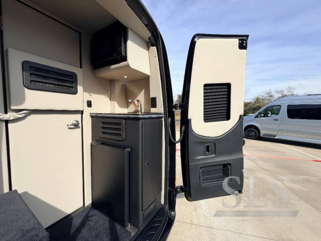 A photo of this 2026 Midwest Automotive Designs Luxe Cruiser D4