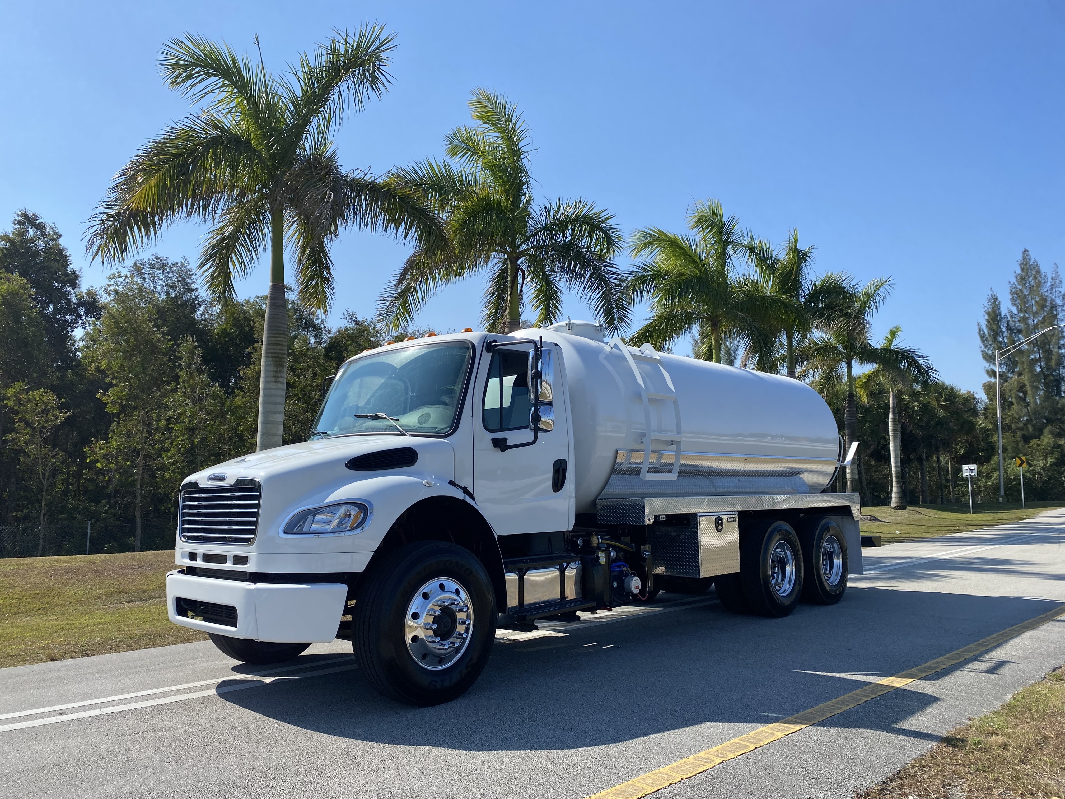 2017 FREIGHTLINER BUSINESS CLASS M2 106 in Hialeah, FL