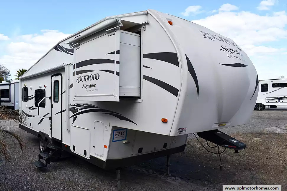 2015 Forest River SIGNATURE ULTRA LITE 8280WS in summerfield FL