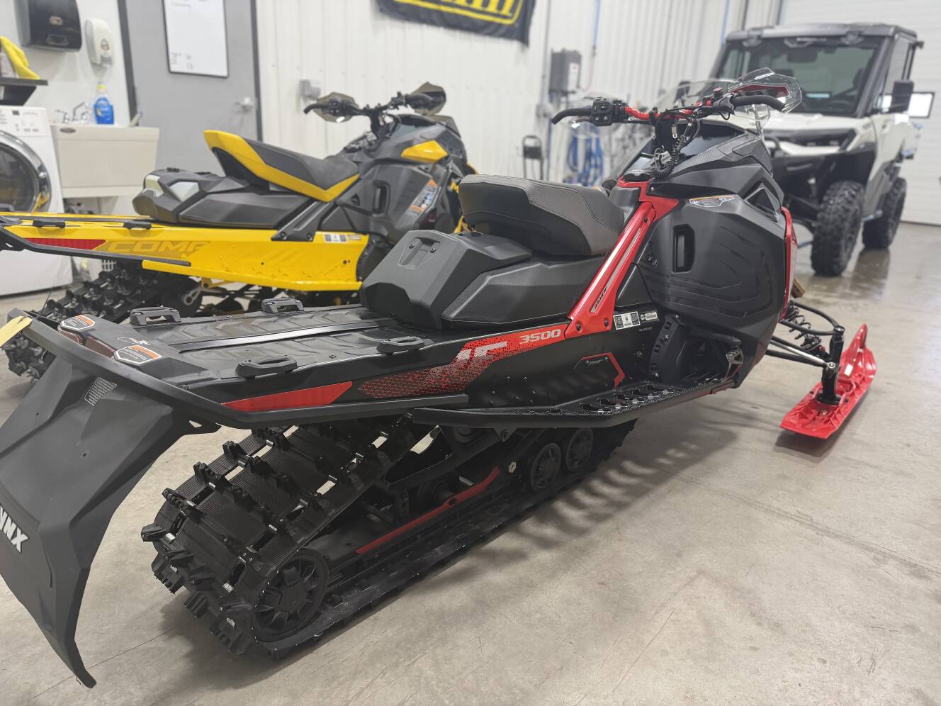 A photo of this 2025 Lynx Rave RE 600R E-TEC Ice Ripper XT 1.5 M.S. / E.S. w/ 10