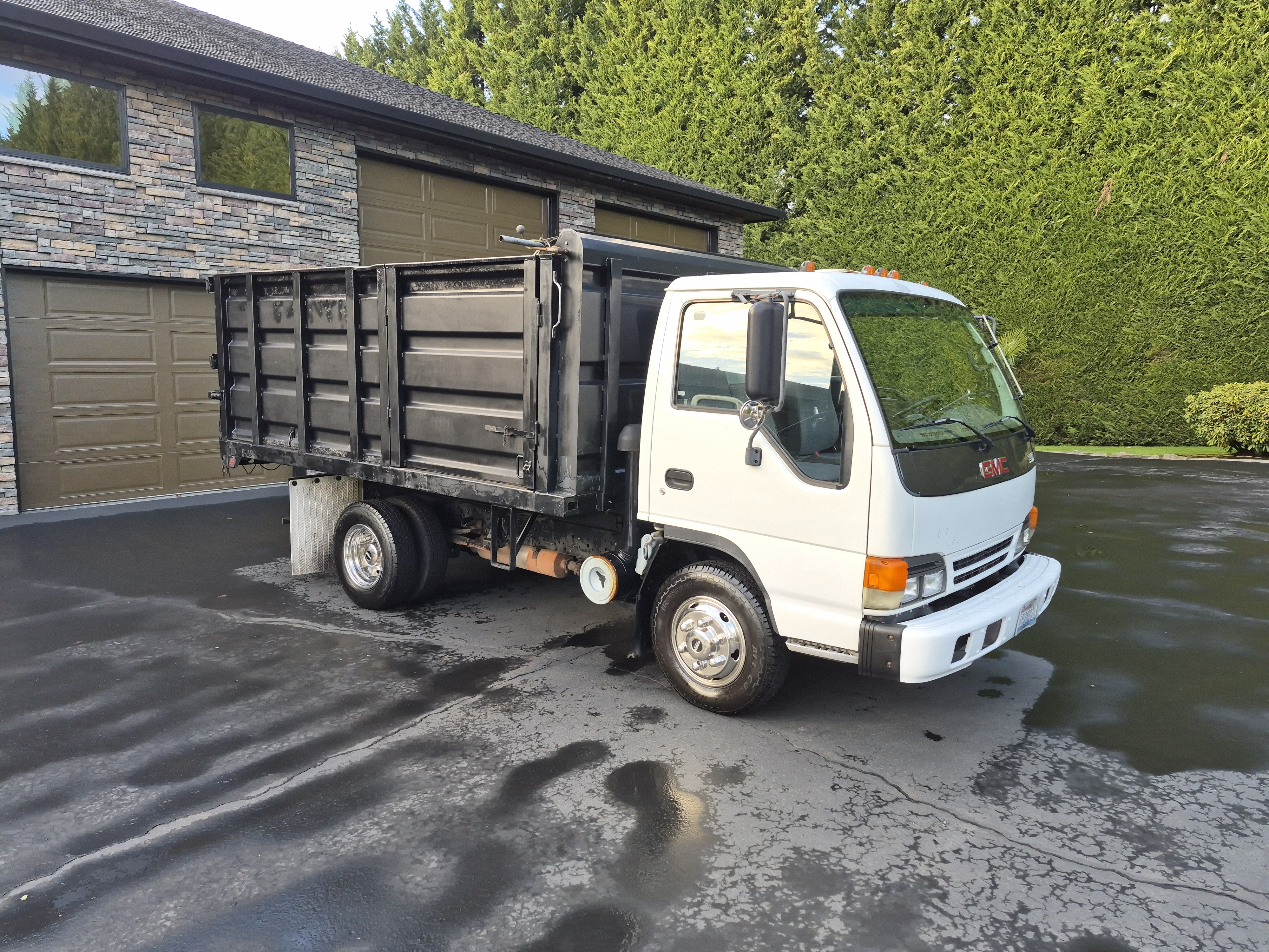 2001 ISUZU NPR in Vancouver, WA