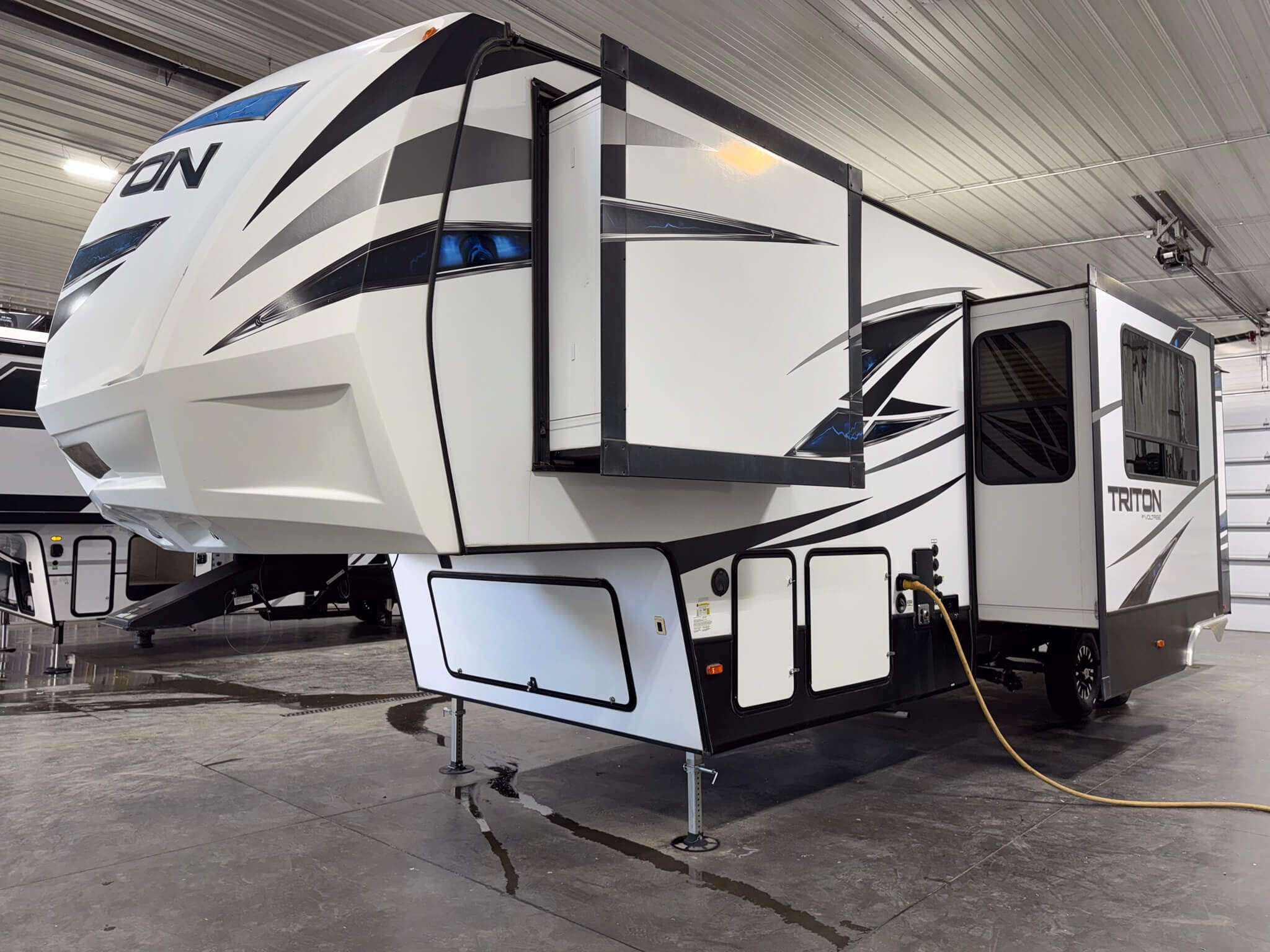2018 Dutchmen Voltage Triton 3561 in evansville WY