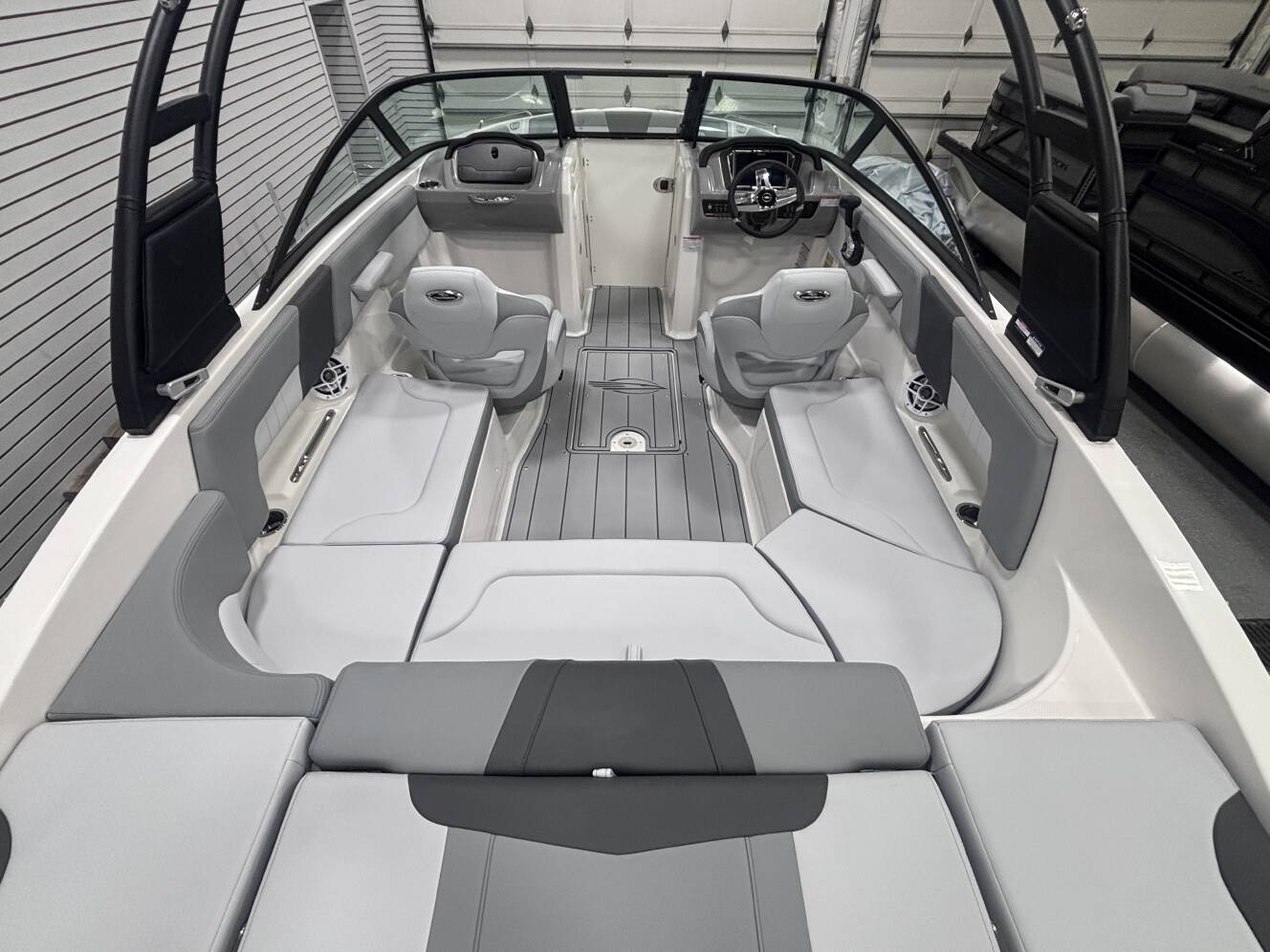 A photo of this 2026 Chaparral 23 SSI SPORT