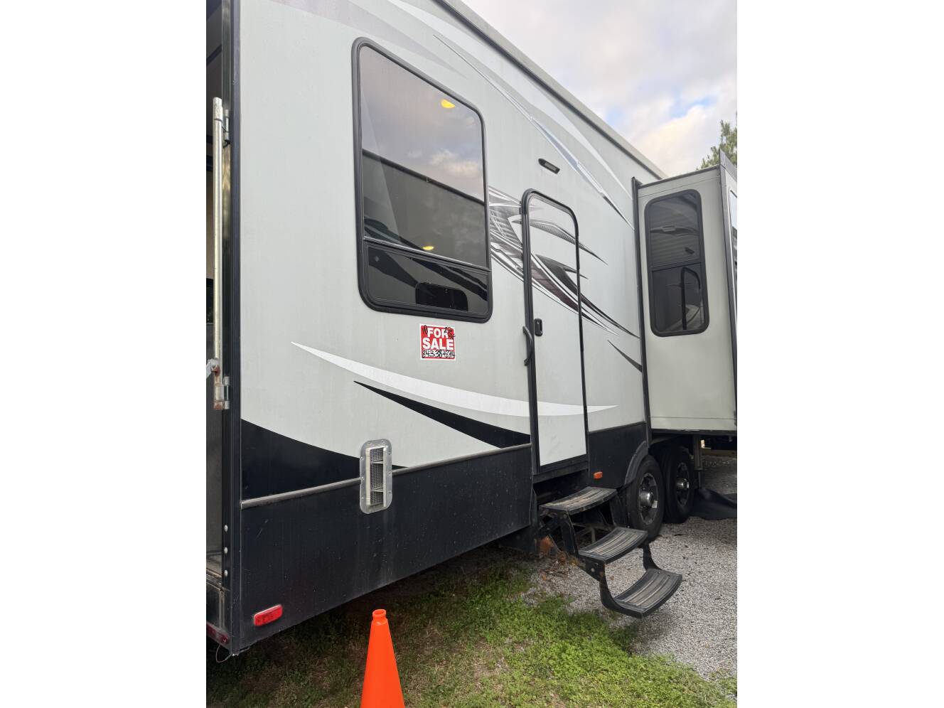 A photo of this 2018 Keystone CARBON 364