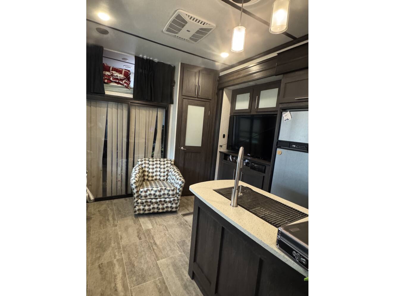 A photo of this 2018 Keystone CARBON 364
