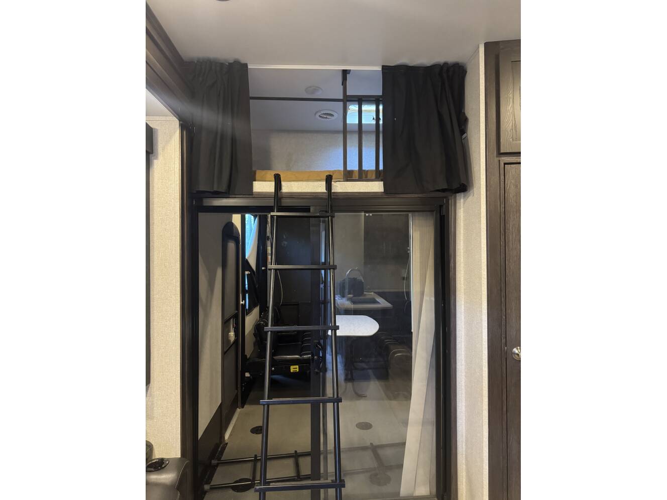 A photo of this 2018 Keystone CARBON 364