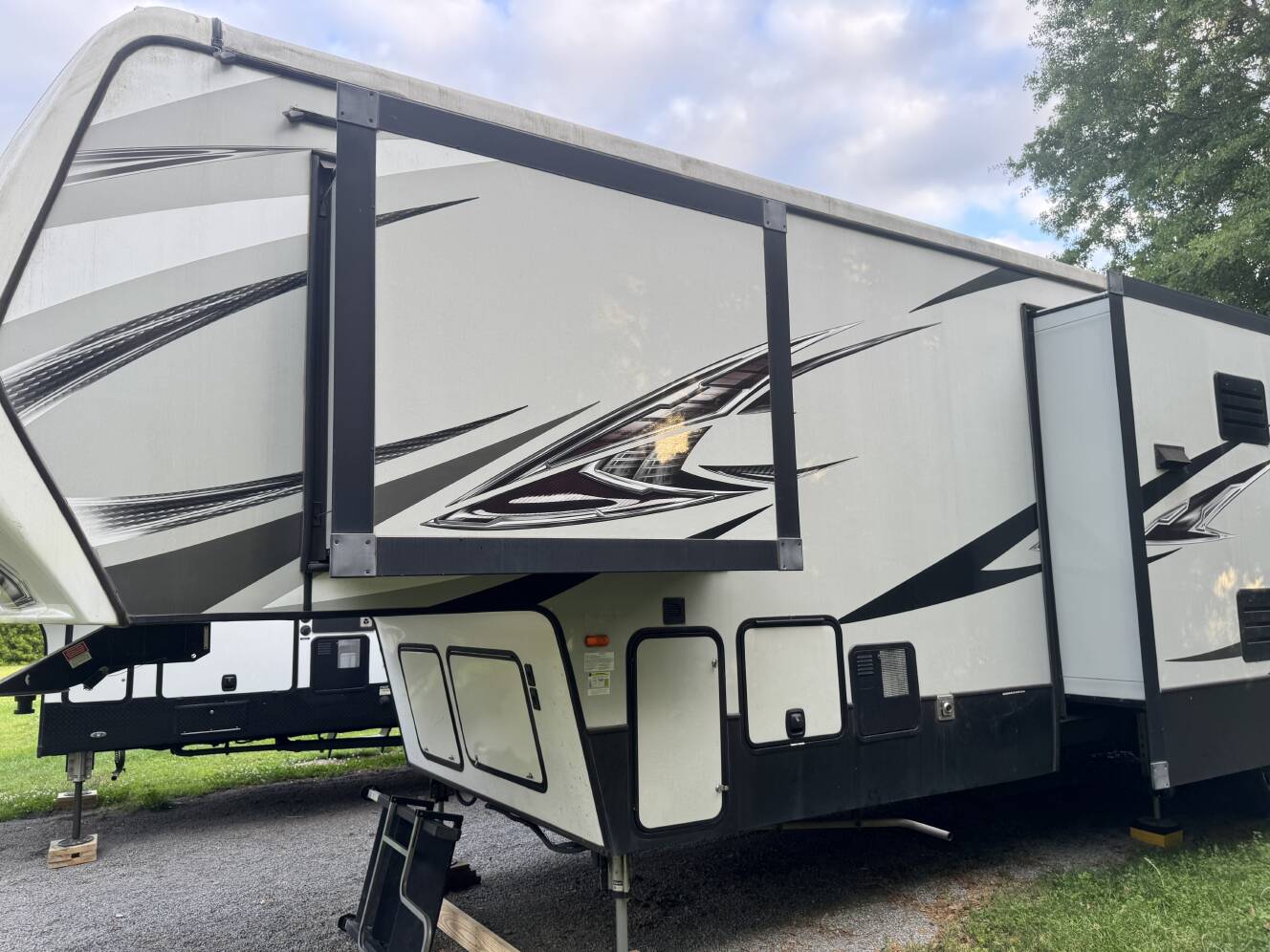 A photo of this 2018 Keystone CARBON 364