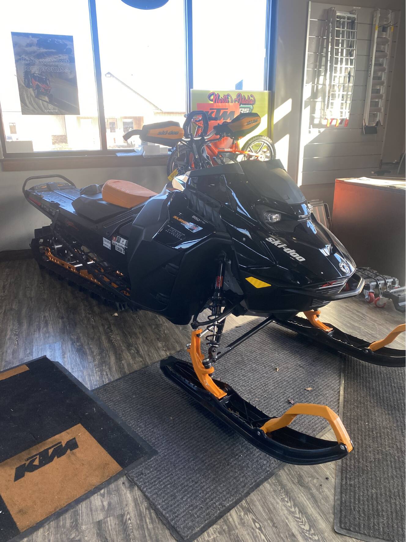A photo of this 2024 Ski-Doo Summit X Expert 154 850 E-TEC SHOT PowderMax X-Light 3