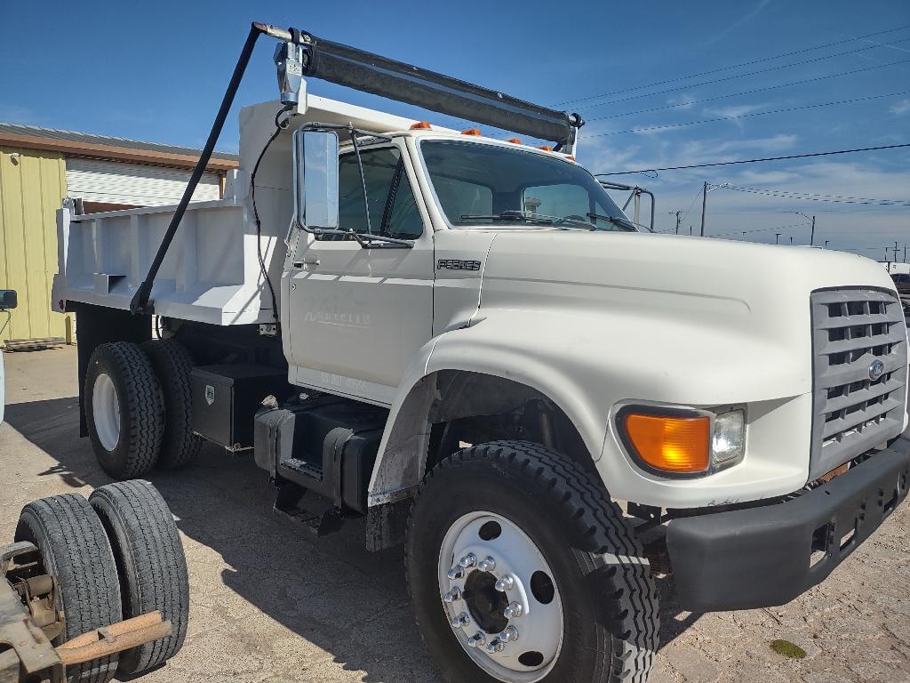 1998 FORD F700 in Pratt, KS