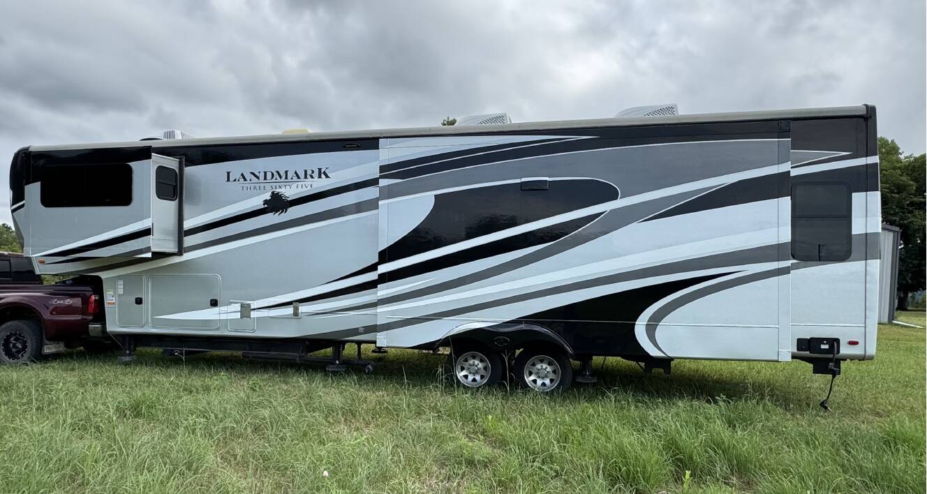A photo of this 2016 Heartland LANDMARK 365 LM KEY WEST