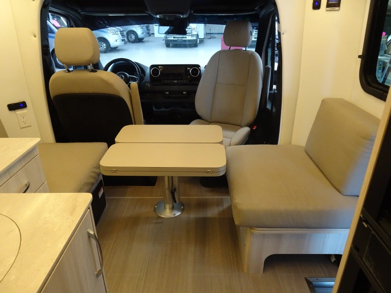 2021 LEISURE TRAVEL UNITY U24RL