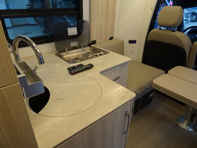 2021 LEISURE TRAVEL UNITY U24RL