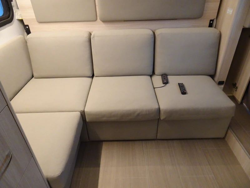 2021 LEISURE TRAVEL UNITY U24RL