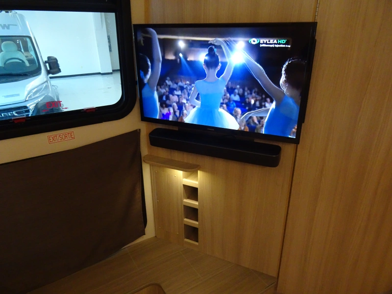 2021 LEISURE TRAVEL UNITY U24RL