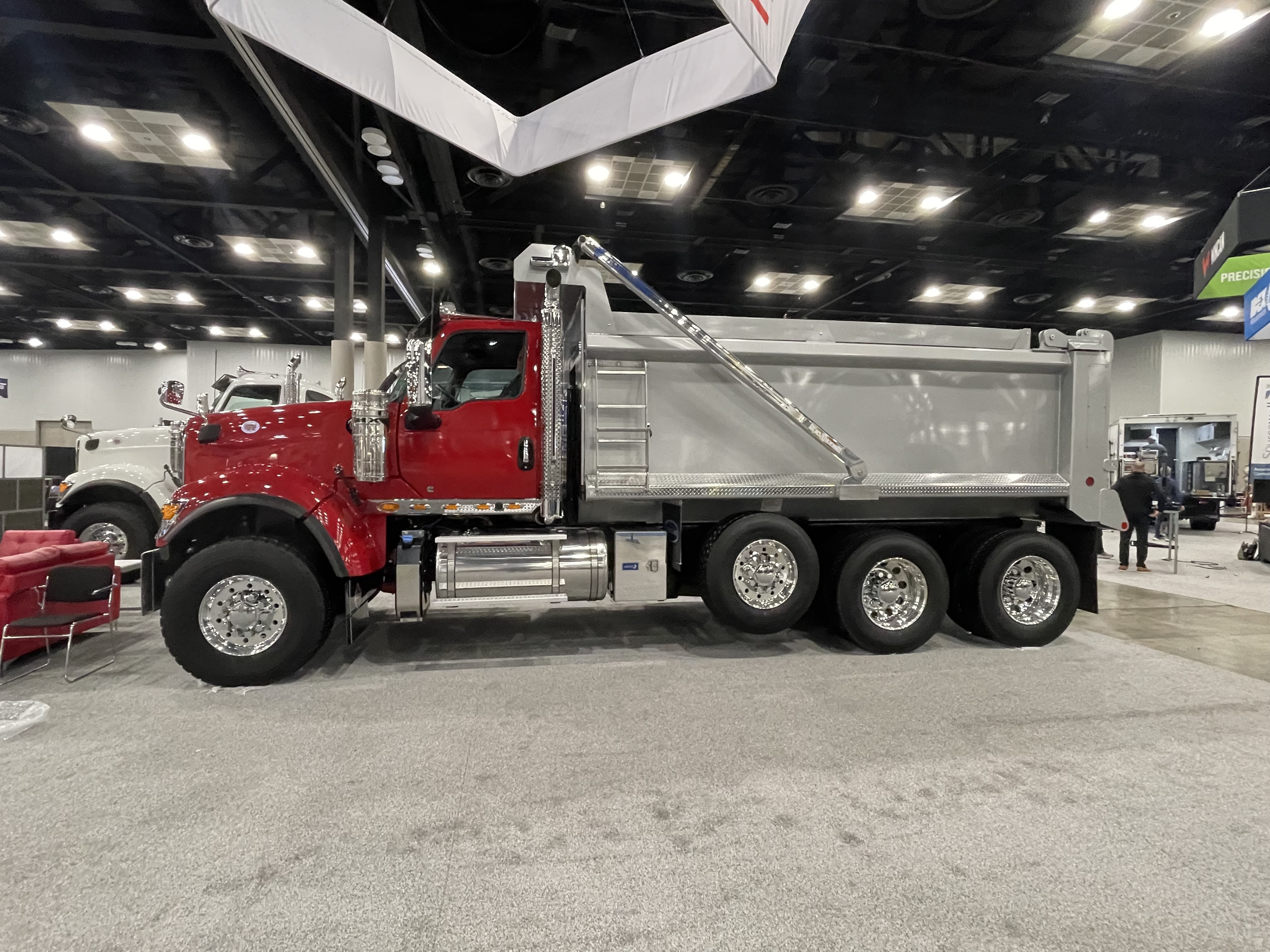 2027 INTERNATIONAL HX520 in Miami, FL