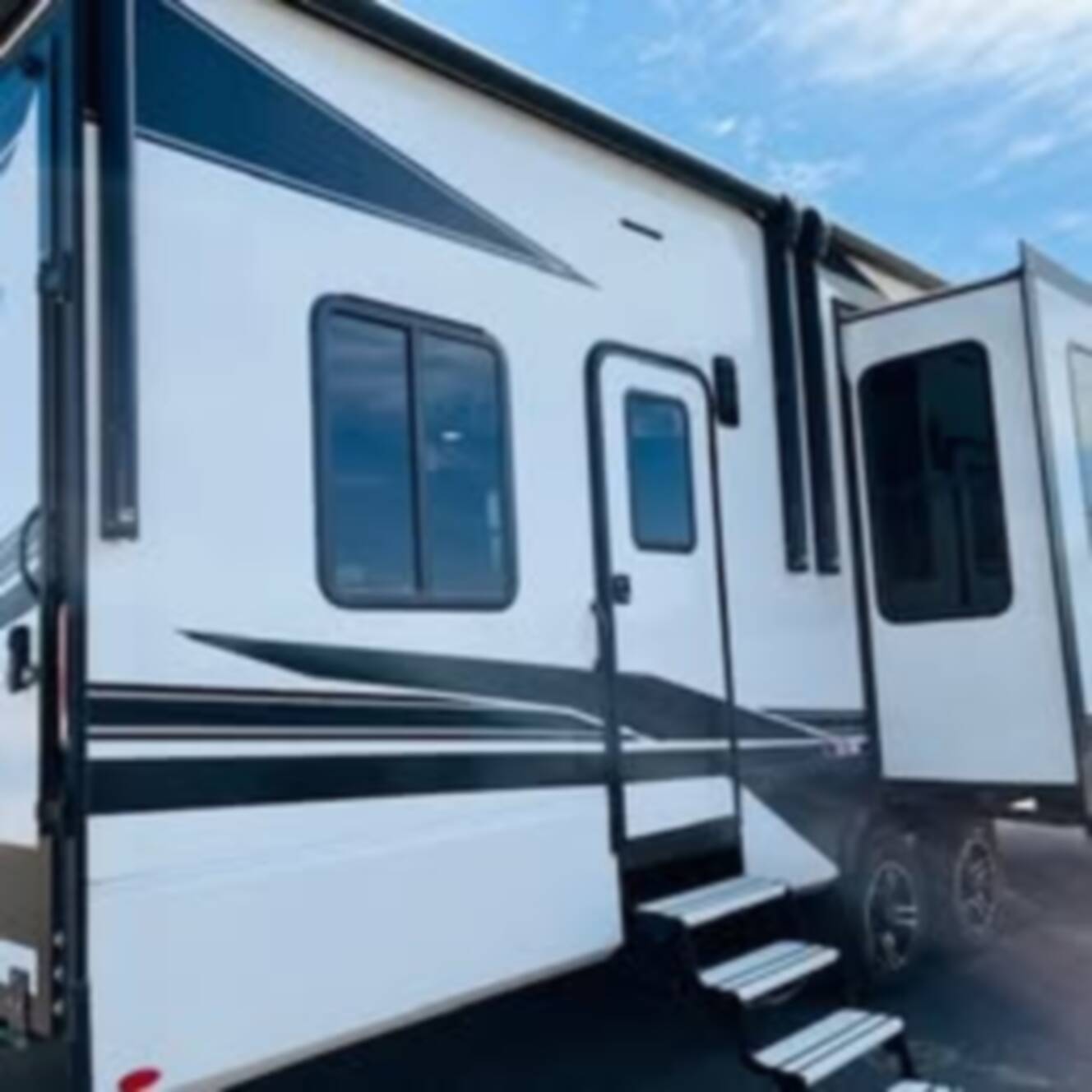 A photo of this 2023 Grand Design MOMENTUM 320G