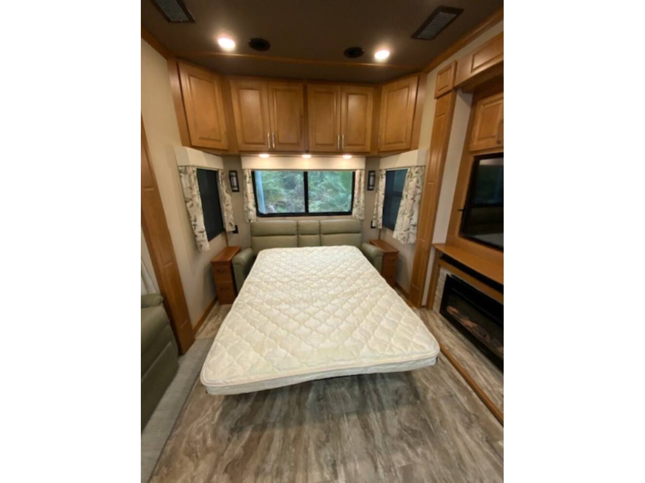 A photo of this 2021 Luxe ELITE 42 RL