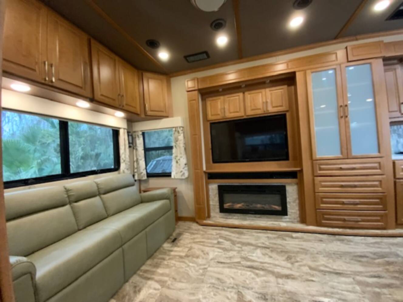 A photo of this 2021 Luxe ELITE 42 RL