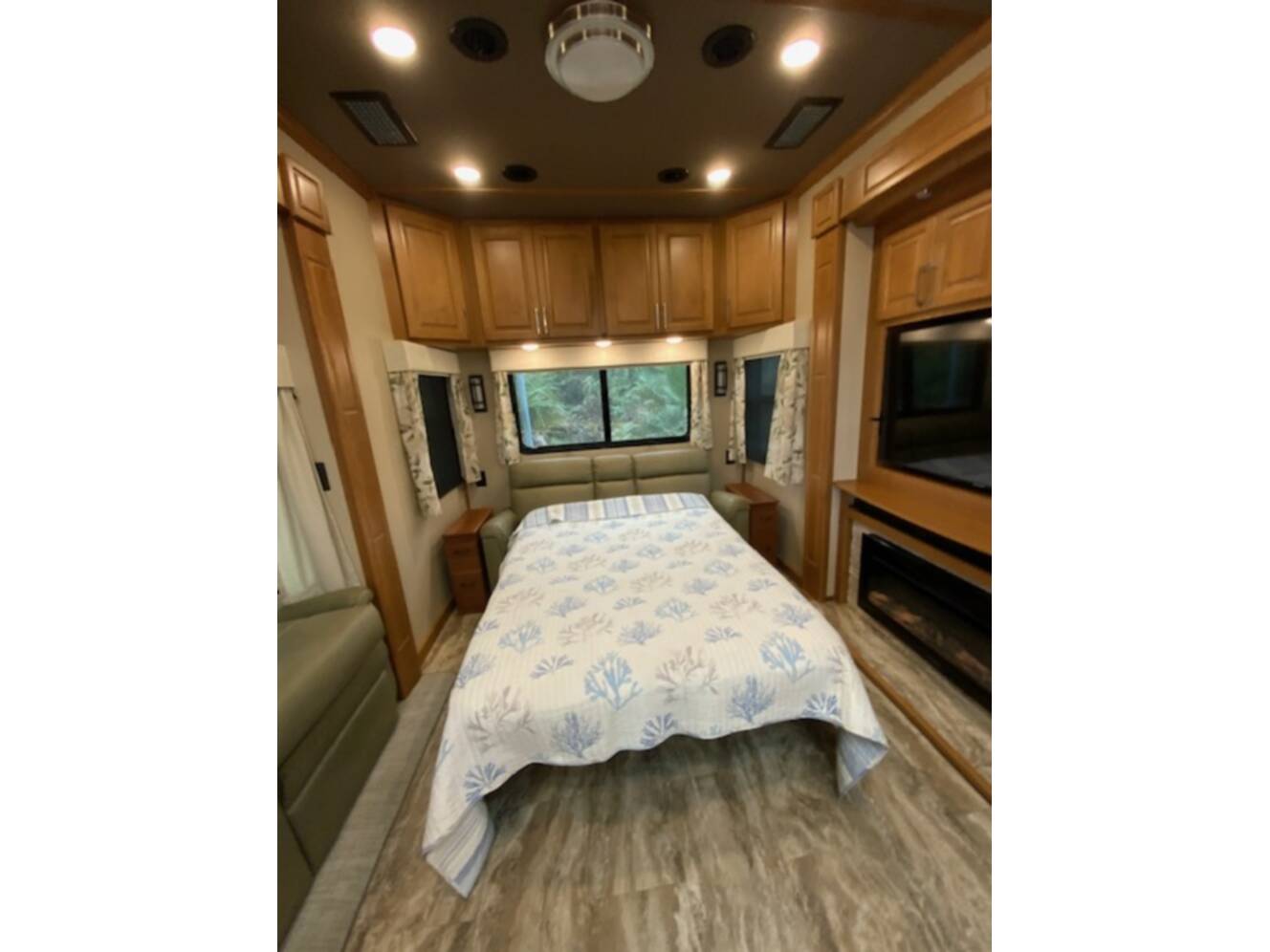 A photo of this 2021 Luxe ELITE 42 RL