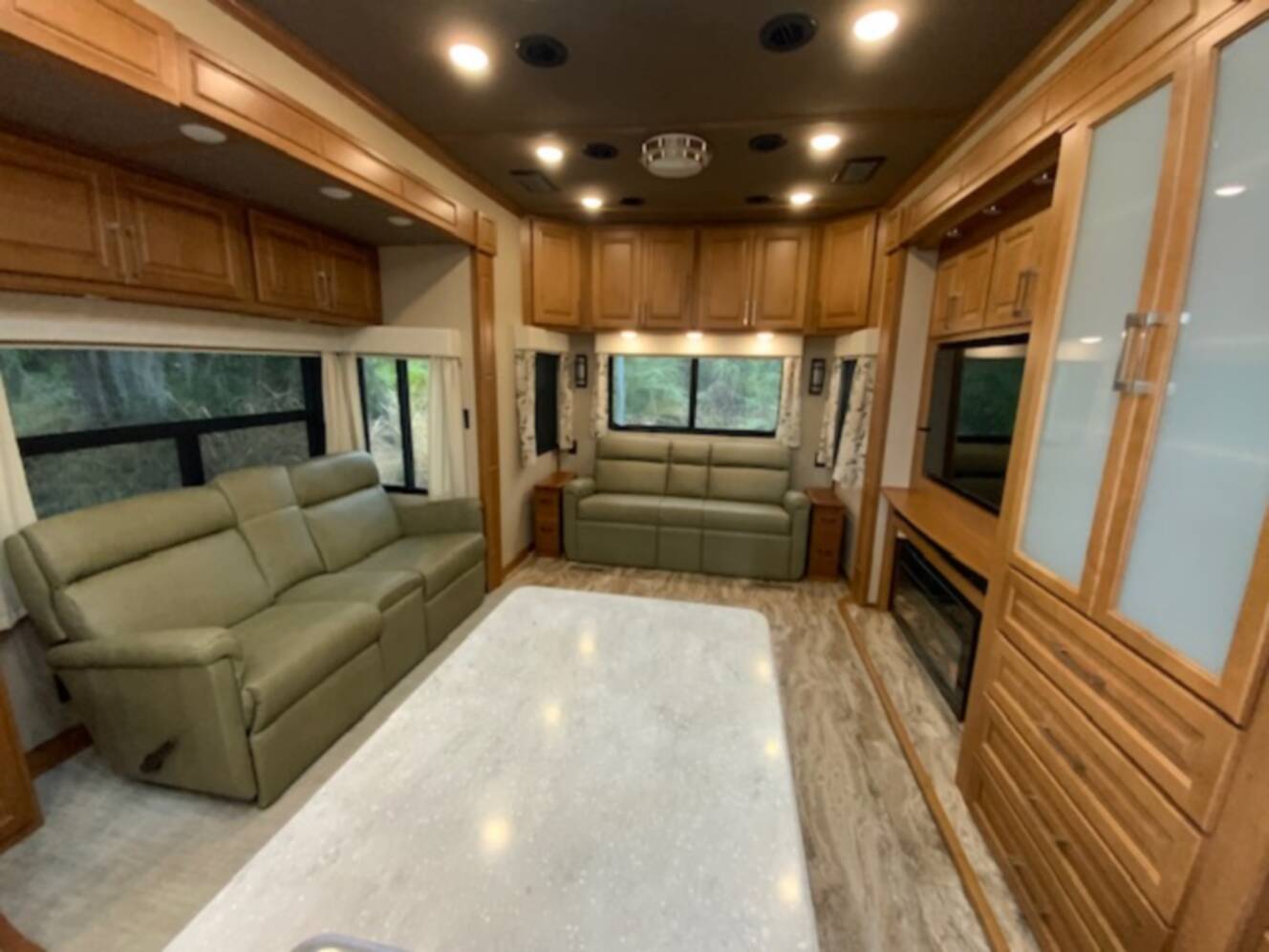 A photo of this 2021 Luxe ELITE 42 RL