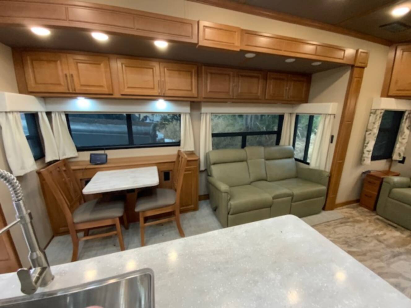 A photo of this 2021 Luxe ELITE 42 RL