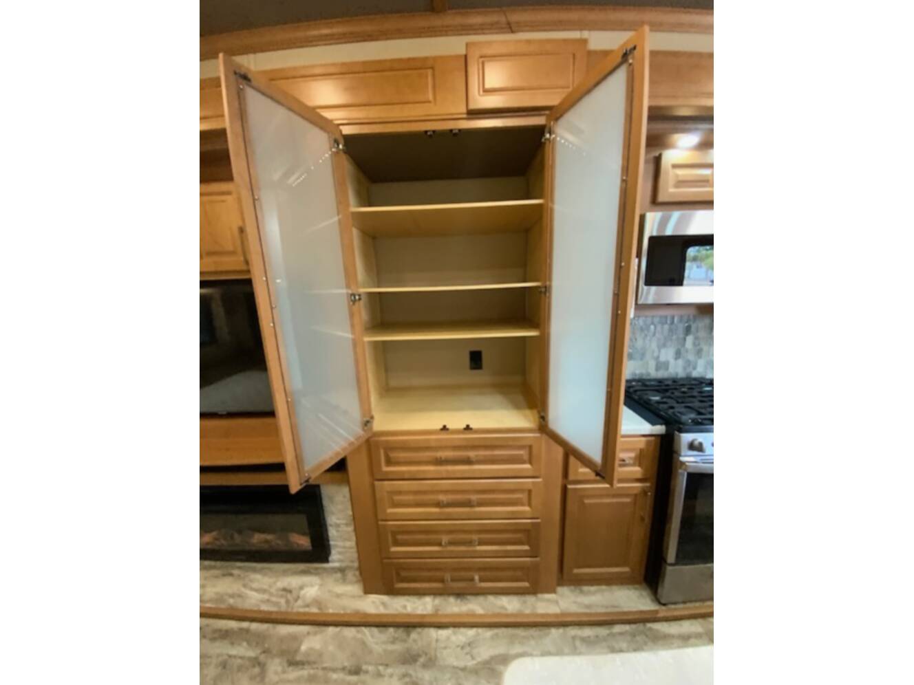 A photo of this 2021 Luxe ELITE 42 RL