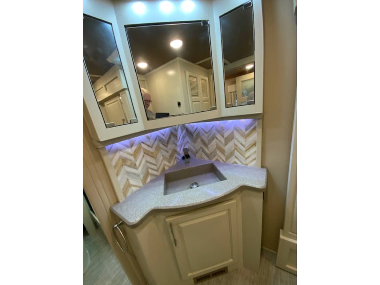 A photo of this 2021 Luxe ELITE 42 RL