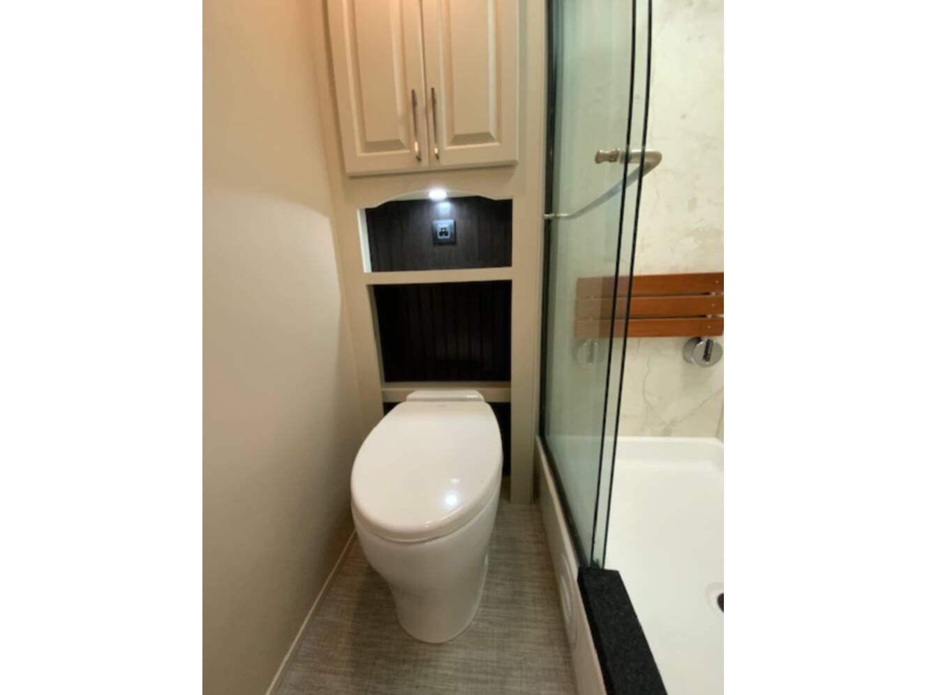 A photo of this 2021 Luxe ELITE 42 RL