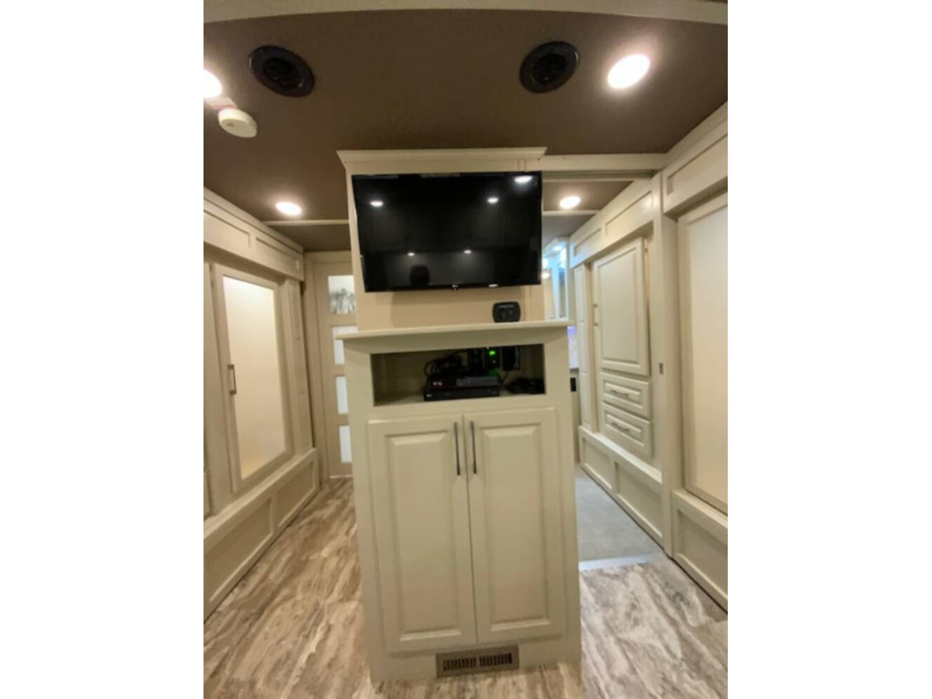 A photo of this 2021 Luxe ELITE 42 RL