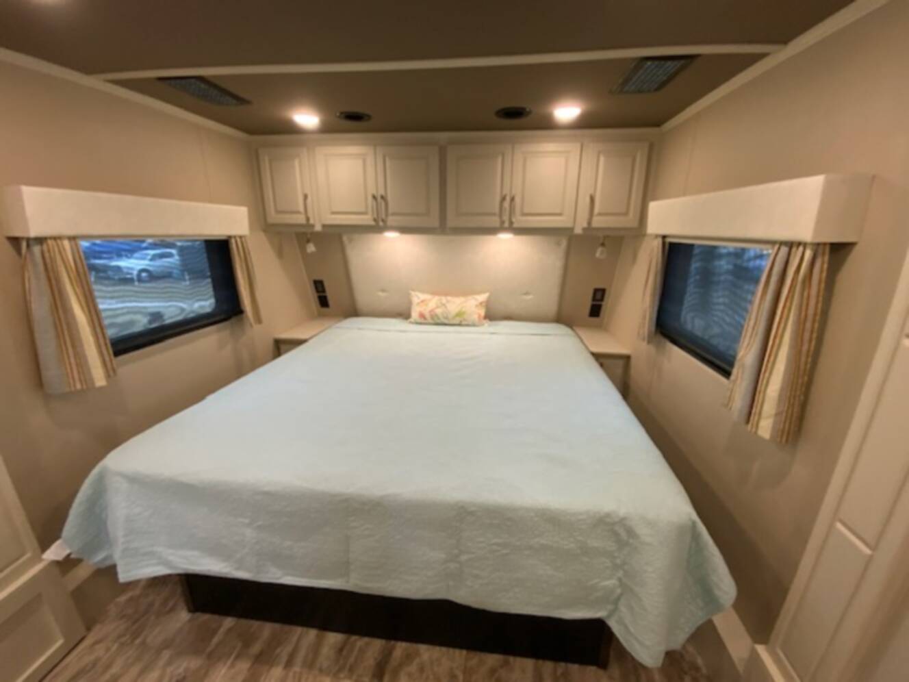 A photo of this 2021 Luxe ELITE 42 RL