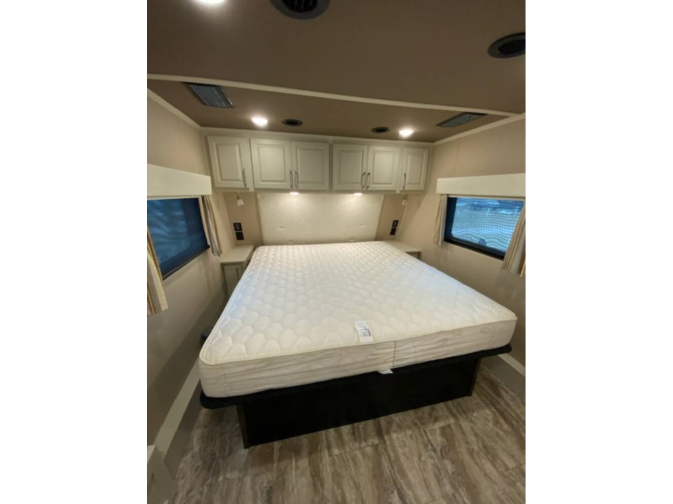 A photo of this 2021 Luxe ELITE 42 RL
