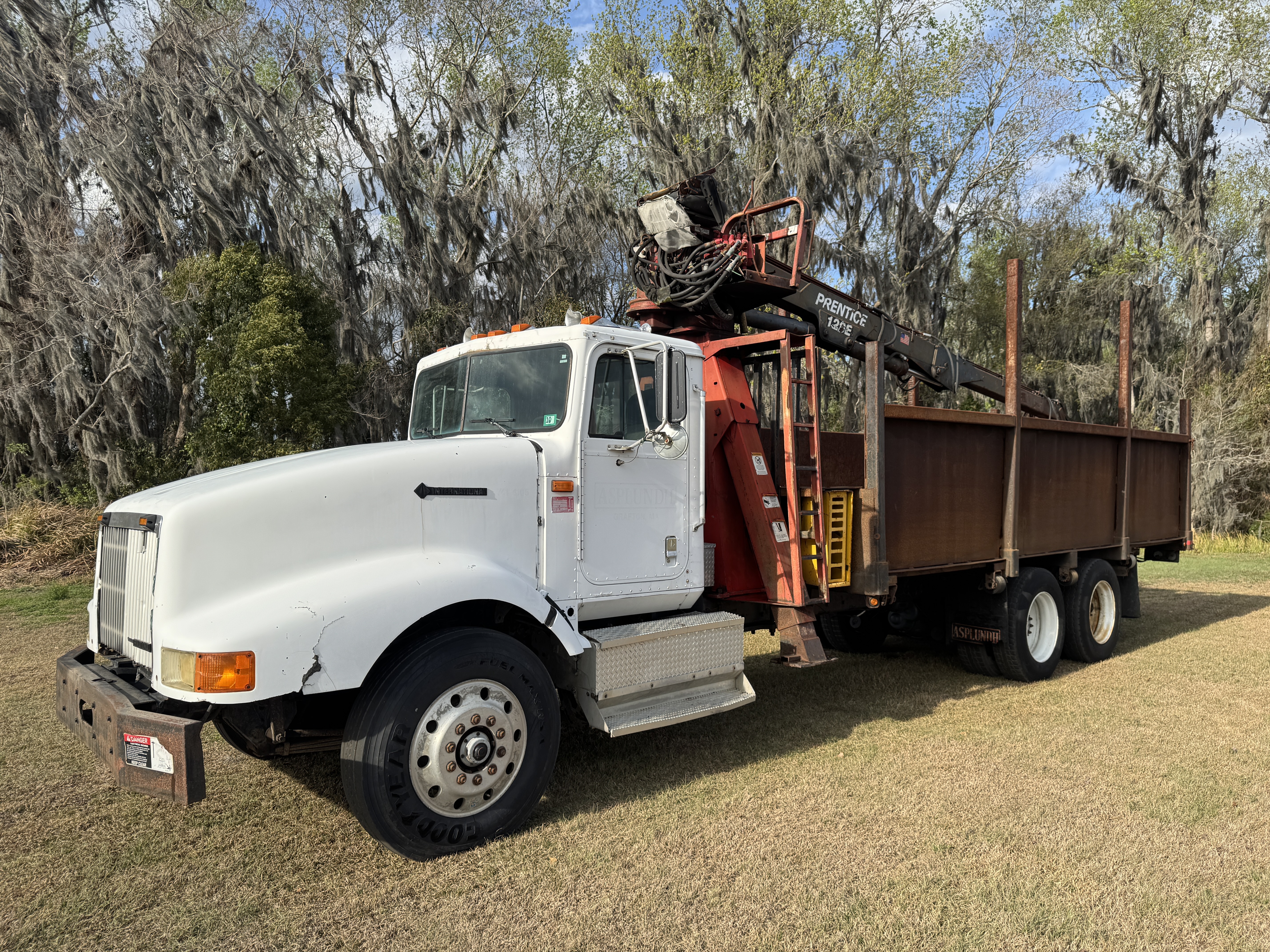 1994 INTERNATIONAL EAGLE 9400 in Elkton, FL