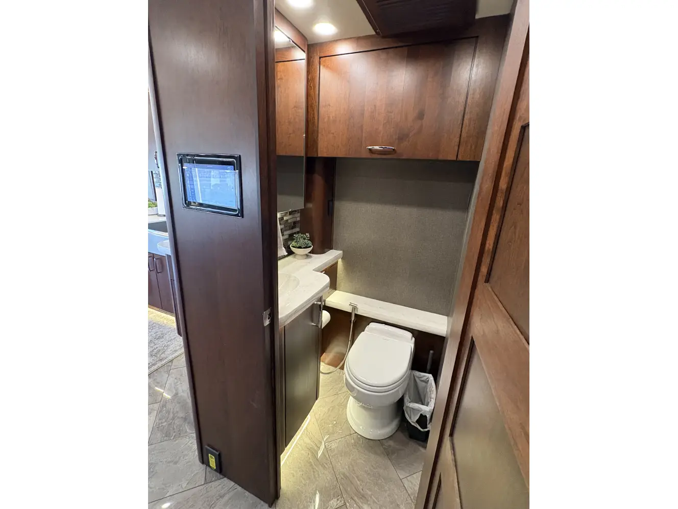 A photo of this 2019 American Coach 45A