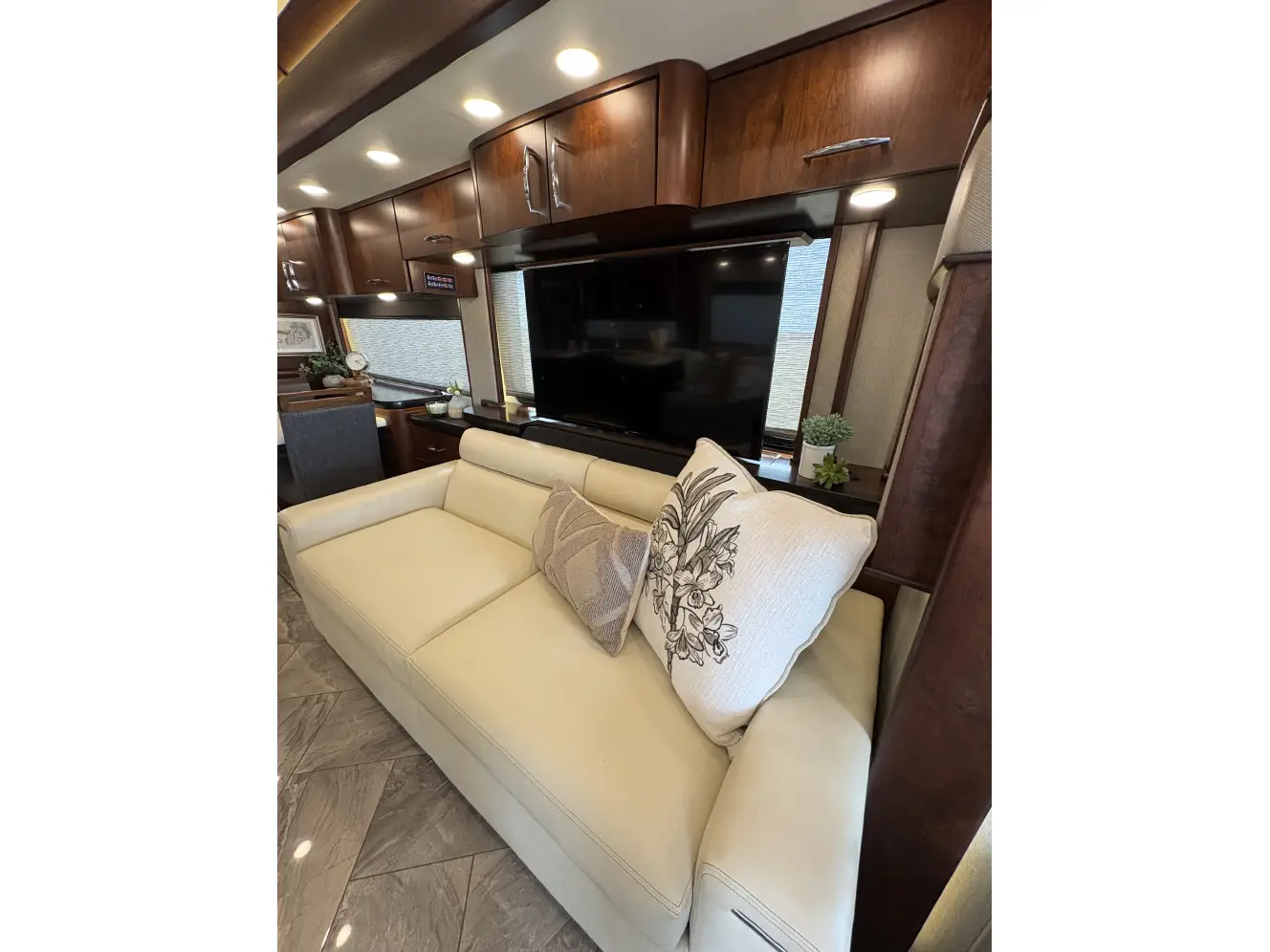A photo of this 2019 American Coach 45A