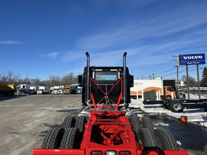2026 VOLVO VHD64FT300