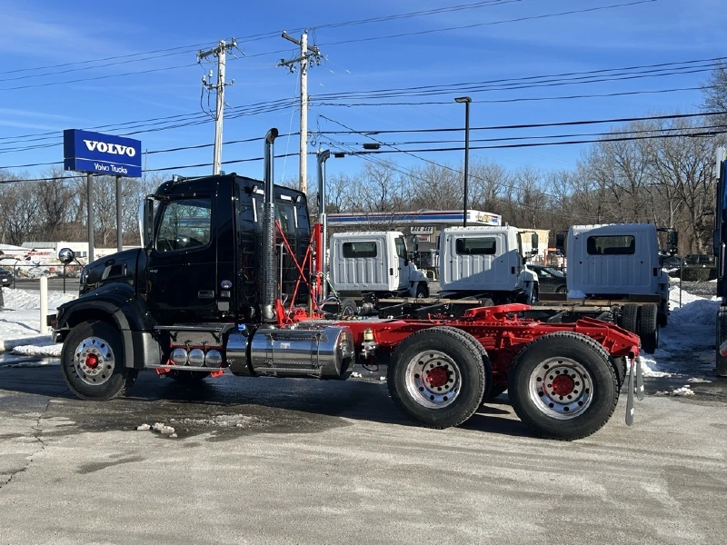 2026 VOLVO VHD64FT300