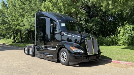 2023 KENWORTH T680 in Leawood, KS