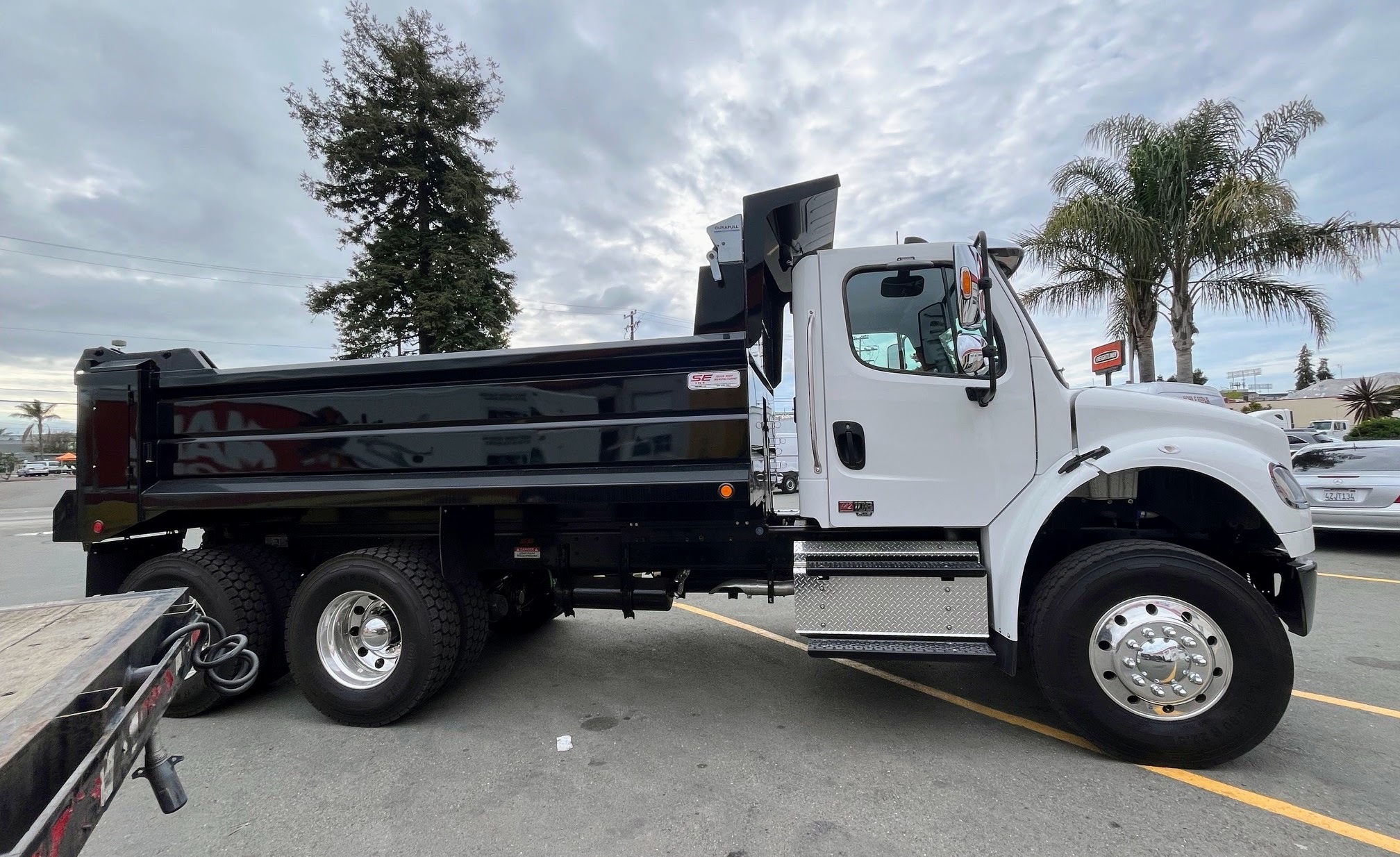 2026 FREIGHTLINER BUSINESS CLASS M2 106 in Oakland, CA