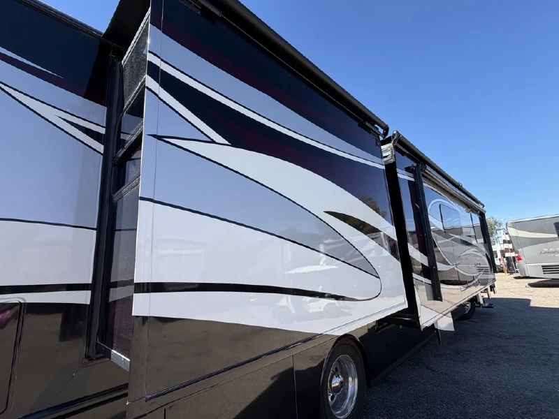 2017 FLEETWOOD PACE ARROW LXE 38F