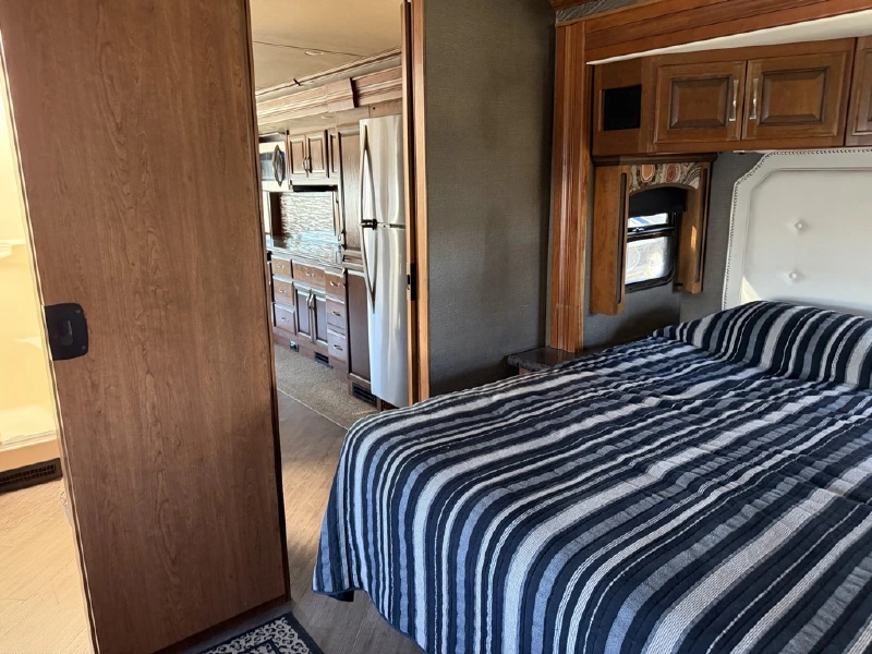 2017 FLEETWOOD PACE ARROW LXE 38F