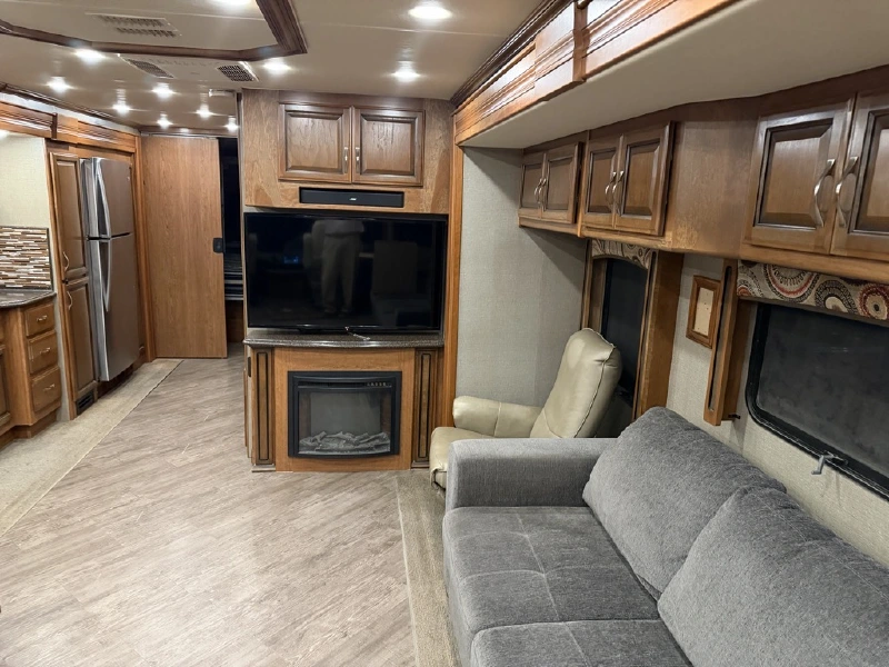 2017 FLEETWOOD PACE ARROW LXE 38F