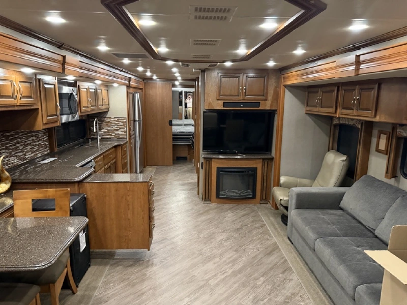 2017 FLEETWOOD PACE ARROW LXE 38F