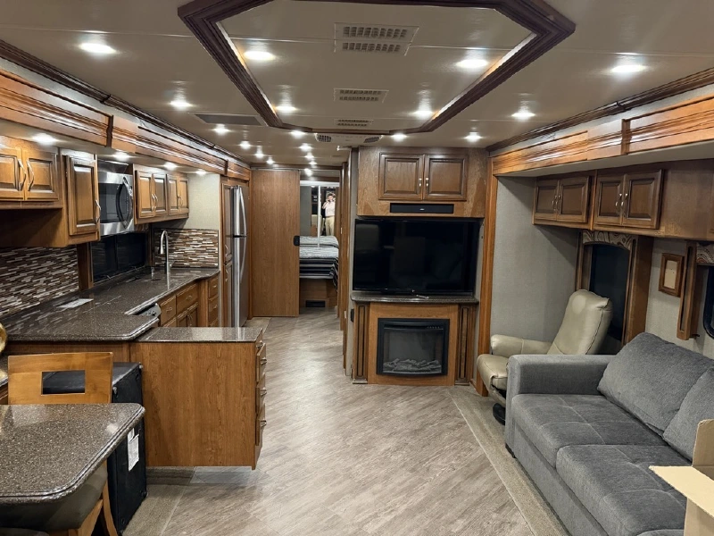 2017 FLEETWOOD PACE ARROW LXE 38F